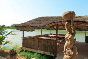 terrasse restaurant statue